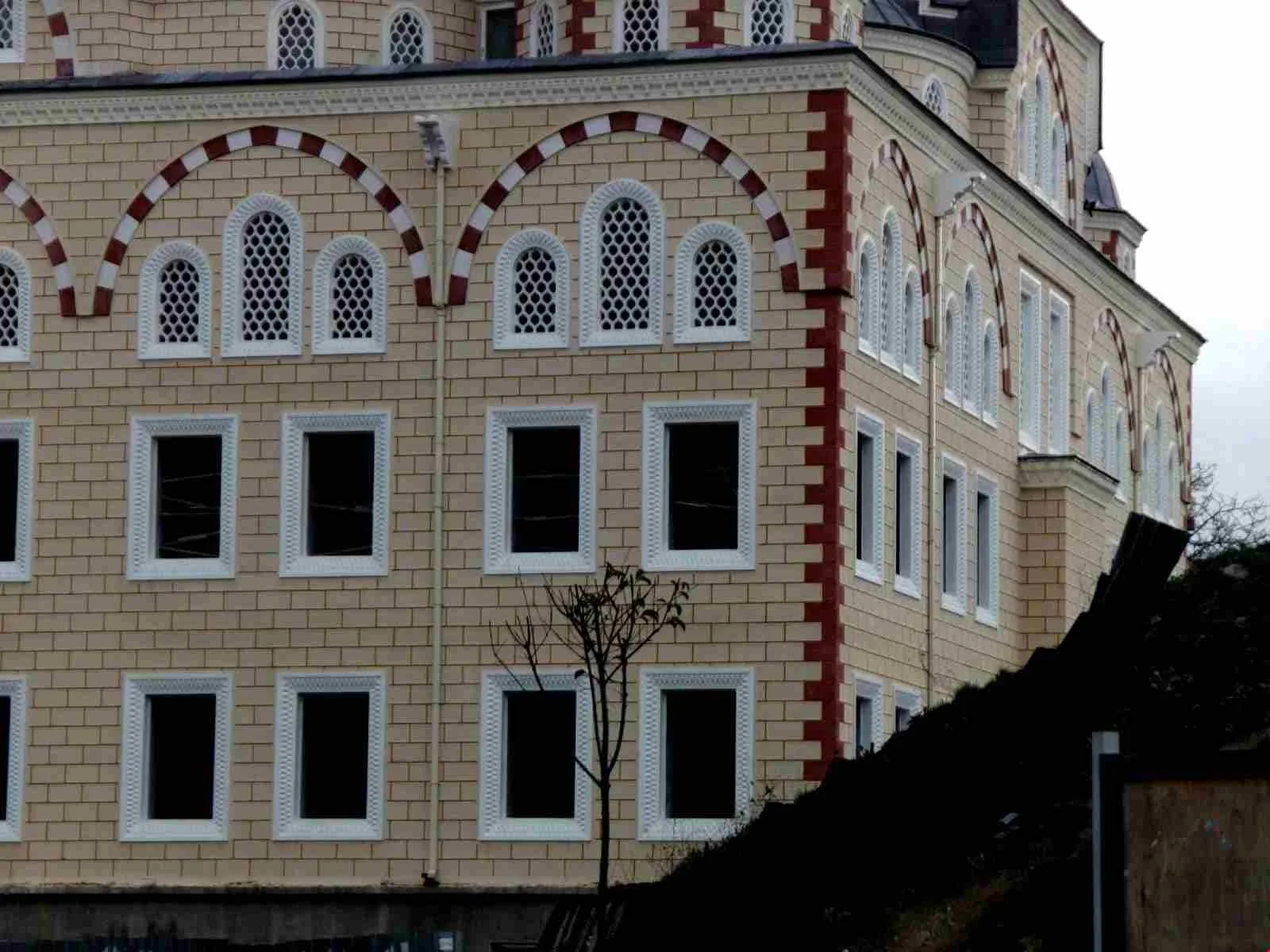 Camii Suslu Beton Pencere 4B3D Uygulaması uygulaması