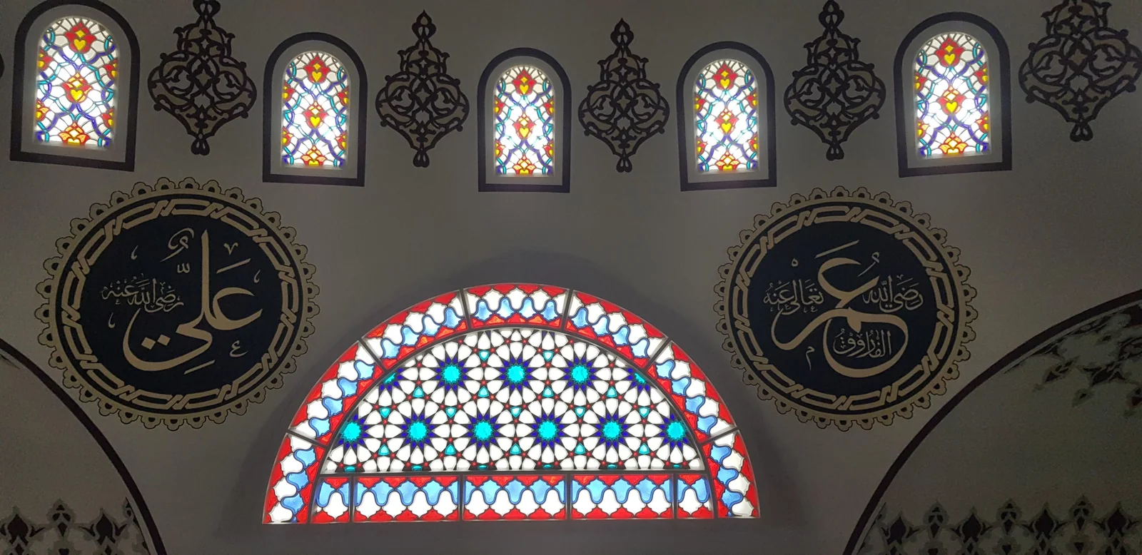 Camilerde Neden Renkli Pencere Kullanılır görseli