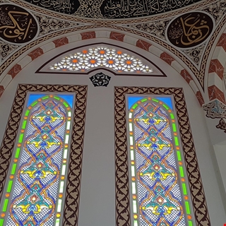 camilerde-neden-renkli-pencere-kullanilir