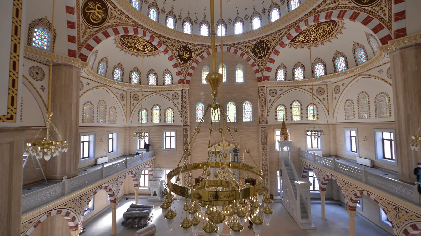 Cami iç mekânında vitray pencerelerin ve kubbe süslemelerinin genel görünümü