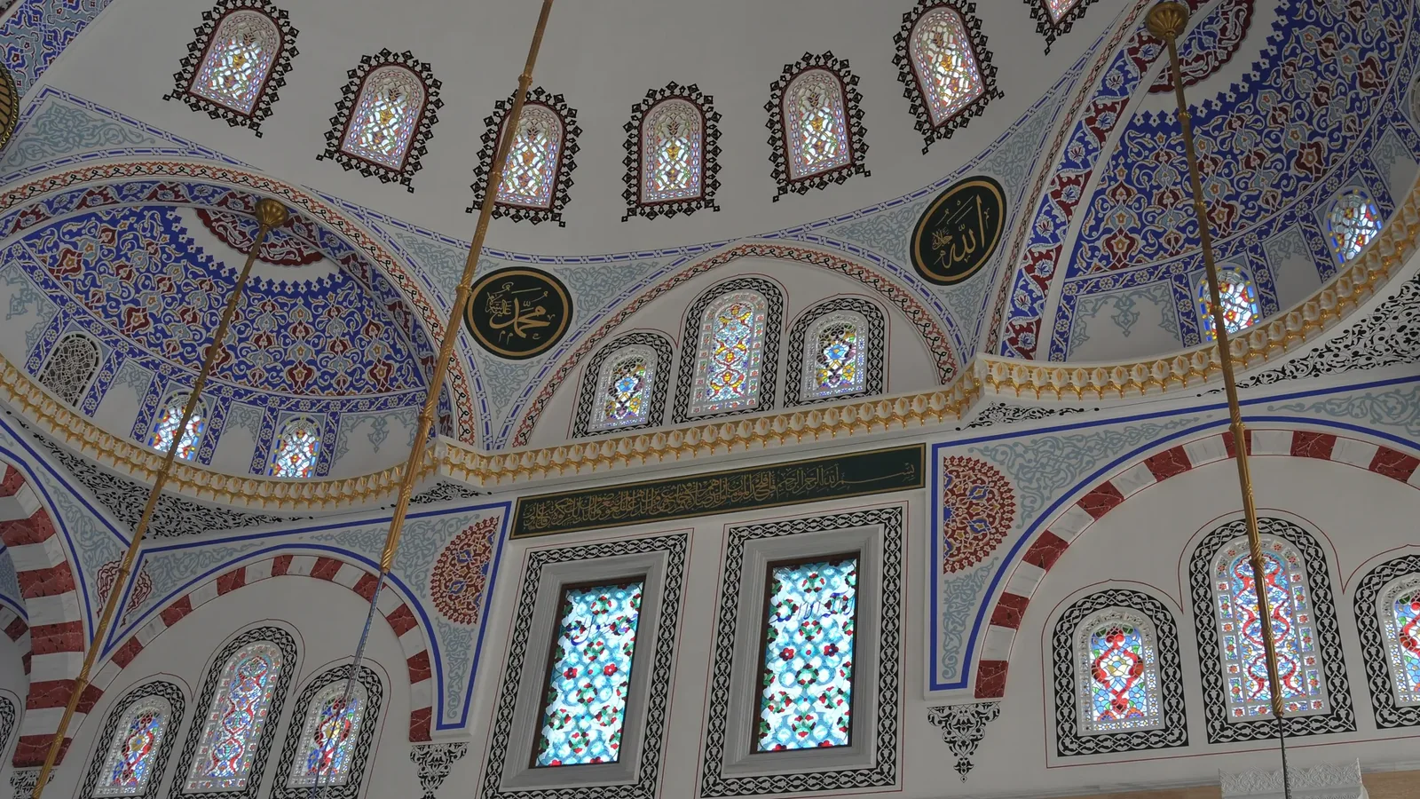 Cami iç mekânında renkli vitray pencere uygulamalarının mimari görünümü